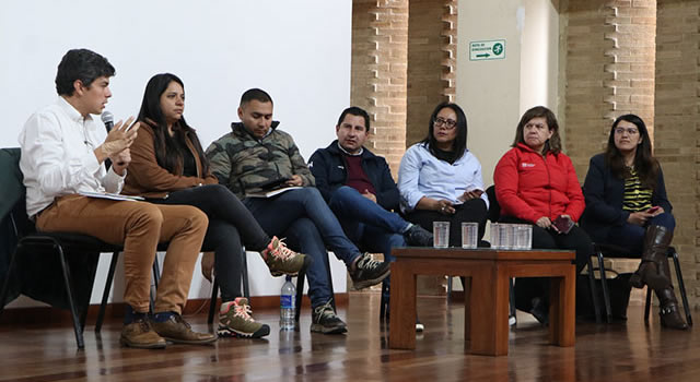 Conversatorio sobre la problemática lechera local y nacional en Sibaté