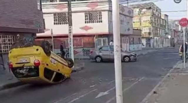 Accidente de tránsito dejó un taxi volcado en Bosa Centro