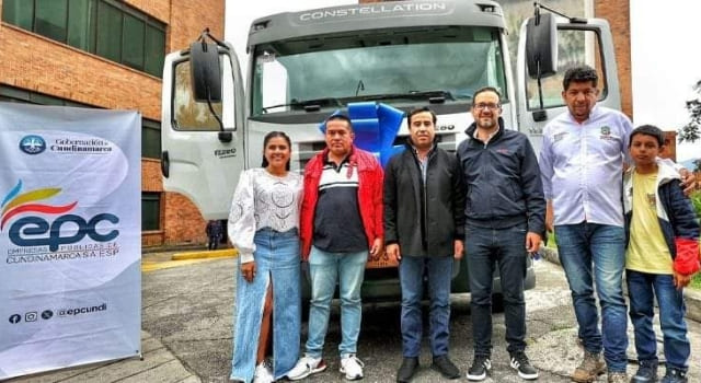 entregaron carros compactadores de basura a nueve municipios de Cundinamarca