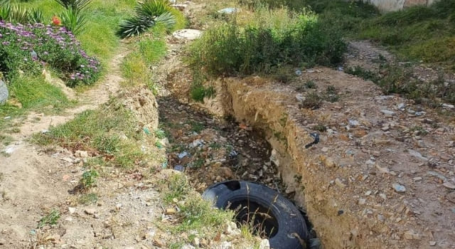 Cráter en una vía de Ciudadela Sucre por abandono de obra en Soacha