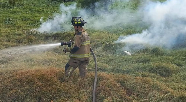 Bomberos controlaron incendio forestal en la cuenca del río Tunjuelito