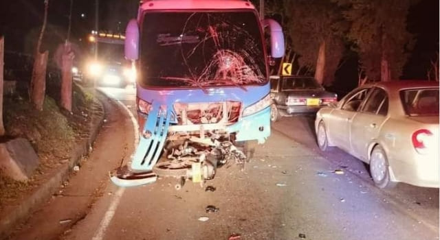 Motociclista chocó contra un bus Tequendama en la vía Soacha - Mesitas del Colegio