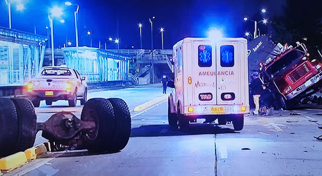 Accidente en la autopista Norte de Bogotá, camión cargado de papas quedó sin llantas