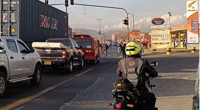 Denuncian que conductores no respetan los semáforos en el sector de Moteles en Soacha