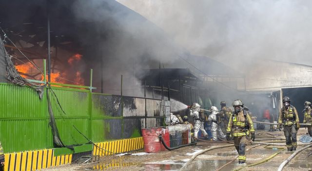 Incendio en una bodega de reciclaje en la carrera 80