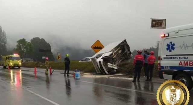 Furgón se volcó a la altura del Puente de Boyacá, no hay personas heridas