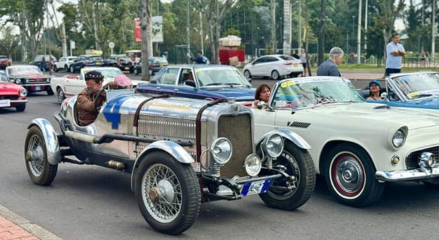 desfile de autos clásicos en Bogotá