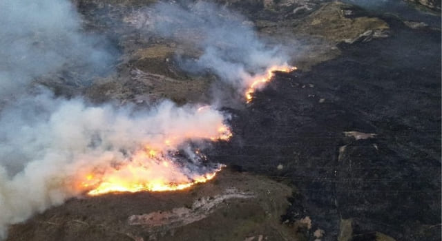 Continúan la refrigeración por incendio forestal en el relleno sanitario Doña Juana