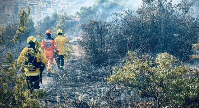 Bomberos atienden incendios en Bogotá