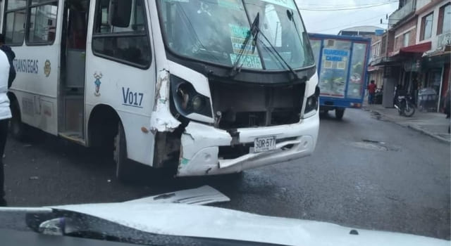 Accidente de tránsito en Soacha involucró un bus de servicio público y un carro particular