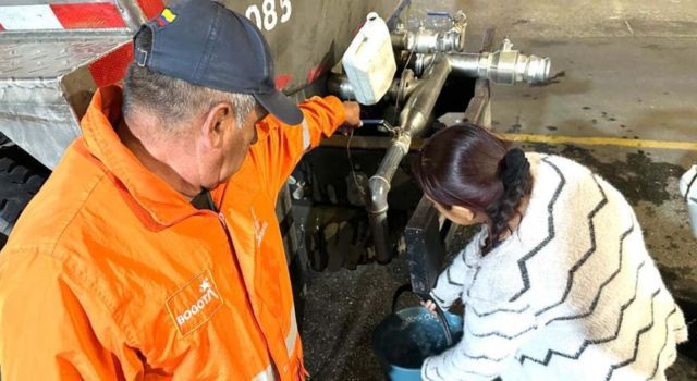 Entregan agua con carrotanques en Ciudad Bolívar