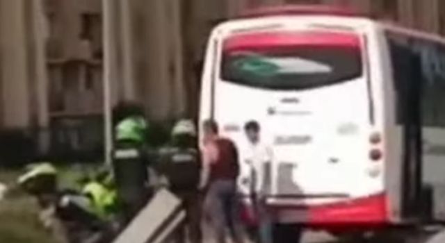 ¡Indignación! Dos personas que estacionaron una buseta y arrojaron escombros sobre la avenida las Torres