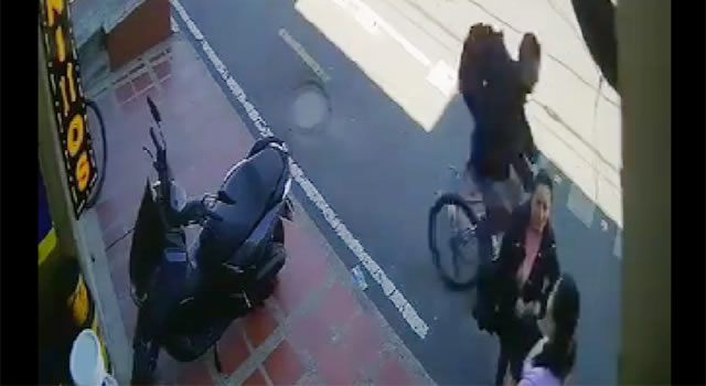 [VIDEO] Hombre en bicicleta agrede a mujeres en calles de Kennedy, ya hay dos víctimas