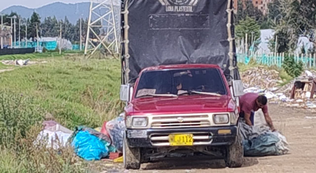 Nadie controla los escombros en la avenida Las Torres de Soacha