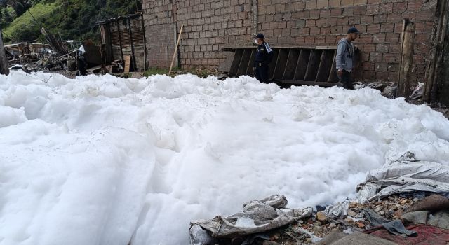 Espuma contaminante en el barrio Villa Esperanza de Soacha por fuertes lluvias