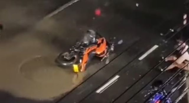 Motociclista se resbaló en una vía de Bogotá, el hecho generó polémica en redes sociales