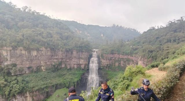 Continúan labores de rescate del cuerpo de una persona que se lanzó al vacío en el Salto del Tequendama