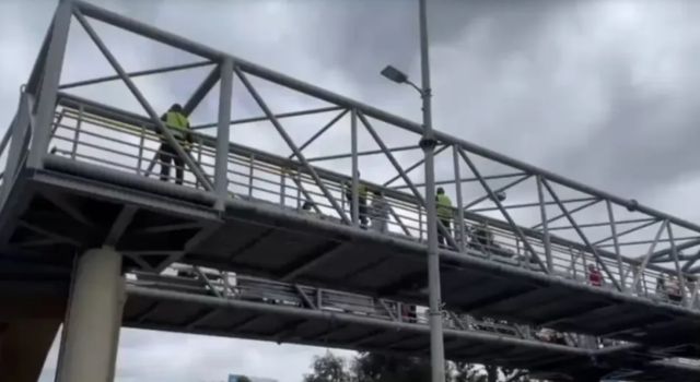 Policías rescataron a una joven que intentó lanzarse de un puente peatonal en Bogotá