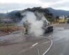 Vehículo se incendió en Los Ganzos de Chinauta, bomberos atendieron la emergencia