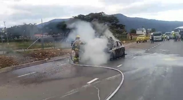 Vehículo se incendió en Los Ganzos de Chinauta, bomberos atendieron la emergencia