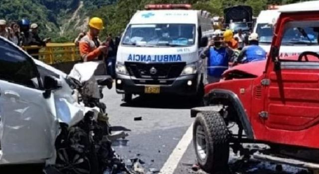 Cierre en la vía al Llano por un accidente que dejó cinco personas heridas