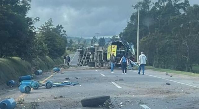 Choque entre dos camiones en la vía que comunica Villapinzón y Chocontá