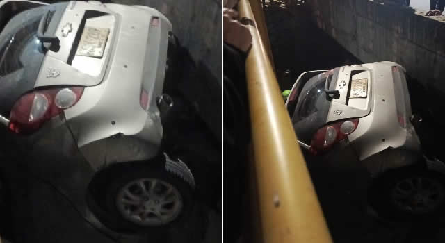 [VIDEO] Carro cayó a un caño en aparatoso accidente de tránsito en Bogotá