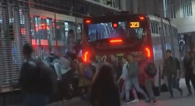 Miles de personas se colaron en TransMilenio tras finalizar el festival Rock al Parque