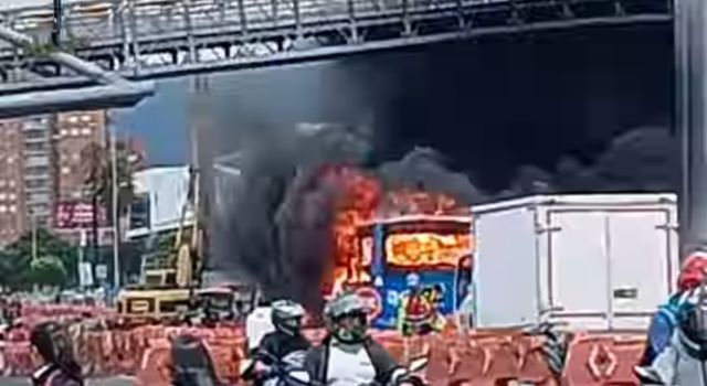 Incendio en un bus del SITP