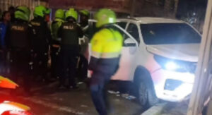 Un intento de robo de una lujosa camioneta en Puente Aranda terminó en un aparatoso choque y la captura del delincuente.