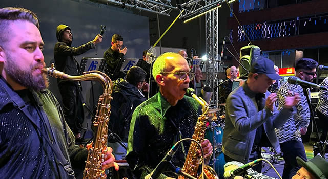 Plaza Central encendió la Navidad con un espectacular concierto en vivo