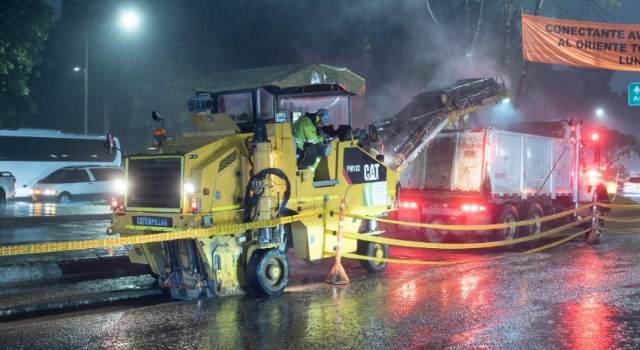 El programa de recuperación de vías en Bogotá alcanzó un importante hito este año, con la intervención de más de 1.7 millones de m² de malla vial. Las obras han mejorado la seguridad vial.