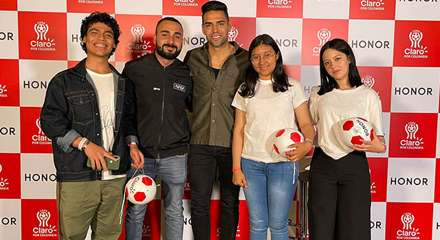 Los campeones de la Copa Claro por Colombia, Yop-Cas-C de Casanare, viajaron a Bogotá y junto a jugadores y estudiantes de Soacha se reunieron con Falcao.