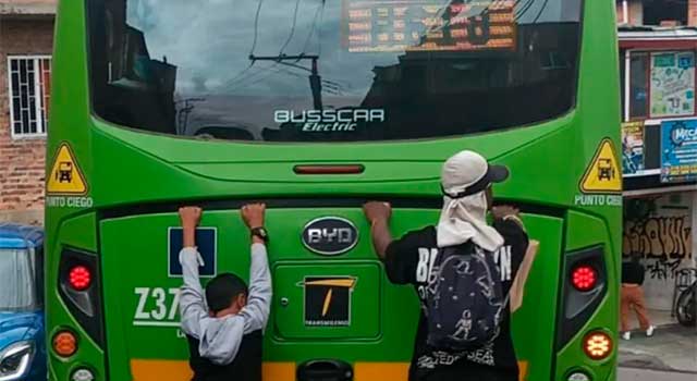 Aumenta práctica de jóvenes que se cuelgan de los buses de Transmilenio