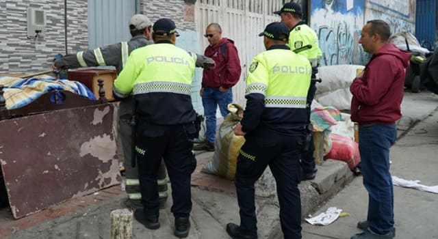 La Policía Metropolitana de Bogotá y la Secretaría Distrital de Seguridad llevaron a cabo un operativo en el sector de María Paz, localidad de Kennedy, donde incautaron 59 botellas de licor adulterado.