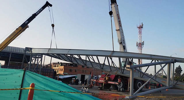 Se cayó un puente peatonal en Madrid, Cundinamarca, hay un monumental trancón