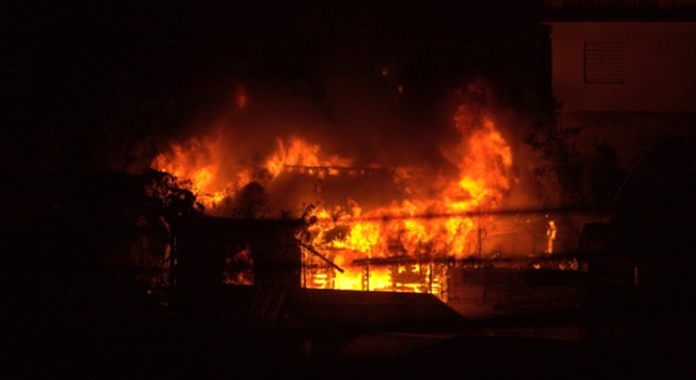 Un incendio de gran magnitud destruyó el primer piso de una fábrica en el barrio La Playita II. Las autoridades investigan las causas del incidente.