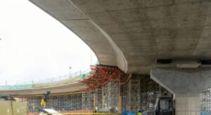 El alcalde Carlos Fernando Galán supervisó los progresos en esta obra, que ya alcanza el 61 % de ejecución y será alimentadora de la Línea 1 del Metro de Bogotá. Cerca de 350 personas trabajan en el proyecto.