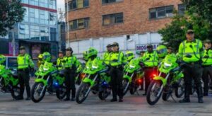 Un sicario en bicicleta asesinó a Enrique Hernández Ospina, un hombre con amplio prontuario judicial, en un crimen que generó conmoción en la avenida Ciudad de Cali, al occidente de Bogotá.