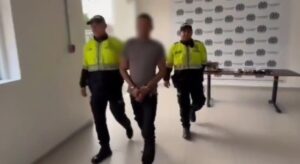 Un hombre de 30 años fue capturado tras asaltar una barbería en Usaquén usando un arma de fuego. El detenido deberá responder ante la Fiscalía por hurto agravado y porte ilegal de armas.