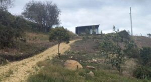 La CAR detuvo la construcción de una vía y una casa prefabricada en la Reserva Forestal Protectora Bosque Oriental de Bogotá, en la vereda Verjón Bajo de Chapinero, al no cumplir con las normativas ambientales.