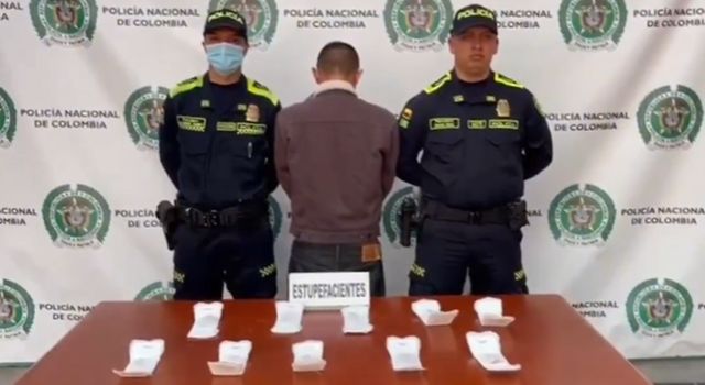 Un hombre fue detenido en la URI de Puente Aranda tras ocultar dosis de tusi en artículos de aseo destinados a su esposa, quien esta detenida por porte ilegal de armas.