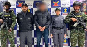 El Ejército y la Fiscalía detuvieron a este hombre en Usme, señalado de proveer armamento, municiones y explosivos a grupos ilegales en varios departamentos.