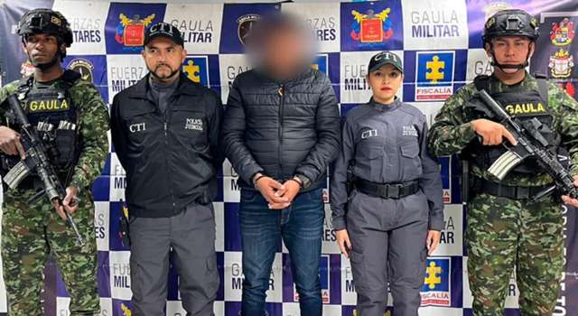 El Ejército y la Fiscalía detuvieron a este hombre en Usme, señalado de proveer armamento, municiones y explosivos a grupos ilegales en varios departamentos.