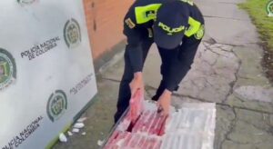 La Policía de Bogotá detectó una caja metálica con marihuana oculta en la terminal de carga del Aeropuerto El Dorado, gracias al trabajo de una unidad canina.