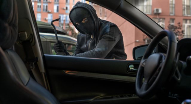 Un violento asalto en el barrio Galán dejó a una familia atemorizada, luego de que delincuentes armados robaron su camioneta y escaparon, aunque las autoridades lograron recuperar el vehículo horas después.