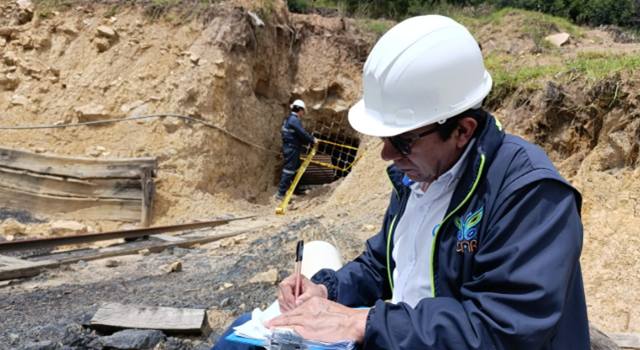 La Corporación Autónoma Regional de Cundinamarca tomó medidas preventivas contra dos minas que operaban sin autorización, señalando graves afectaciones al suelo y el agua.