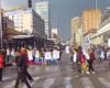 Un grupo de trabajadores de la salud se manifestó frente a la Alcaldía de Bogotá, exigiendo el cumplimiento de sentencias judiciales pendientes. El bloqueo afectó la movilidad en el centro de la ciudad