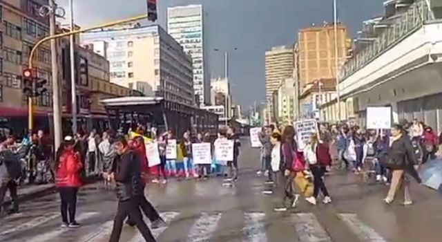 Un grupo de trabajadores de la salud se manifestó frente a la Alcaldía de Bogotá, exigiendo el cumplimiento de sentencias judiciales pendientes. El bloqueo afectó la movilidad en el centro de la ciudad