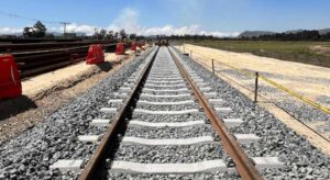 El alcalde Carlos Fernando Galán supervisó el inicio de la instalación de los rieles en el Patio Taller. Este tramo de prueba, de 905 metros, es un hito clave en la construcción del primer metro de la ciudad.